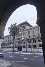 Image du Maroc Professionnelle de  Le boulevard Mohammed V (ex la gare). A droite le marché central de Casablanca figé depuis les années 30, il dispose de 3 entrées faisant face à l'hôtel Lincoln (immeuble Bossonneau) un des premiers bâtiment de 4 niveaux du boulevard de la gare (actuel boulevard Mohammed V) est abandonné aux intempéries depuis plusieurs années, un échafaudage est en cours d'installation contre la façade. Petit à petit L’hôtel Lincoln quitte ce monde. Construit par des matériaux poreux et sans étanchéité au début du 20e siècle. Déjà en 1989 suite aux accidents qui ont causé des morts et plusieurs blessés, le bâtiment a été vidé avec cessation de toute activités des commerces et cafés. Dimanche 11 Février 2007. (Photo / Abdeljalil Bounhar)